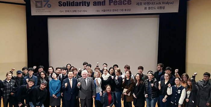ヴァウェンサ元大統領(最前列の左から6番目)が3日にソウル大学で特別講演を行ってから学生たちと記念撮影をしている